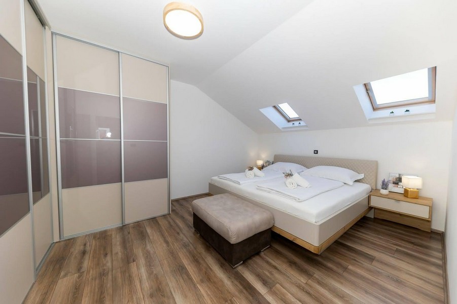 Chambre lumineuse avec deux fenêtres de toit