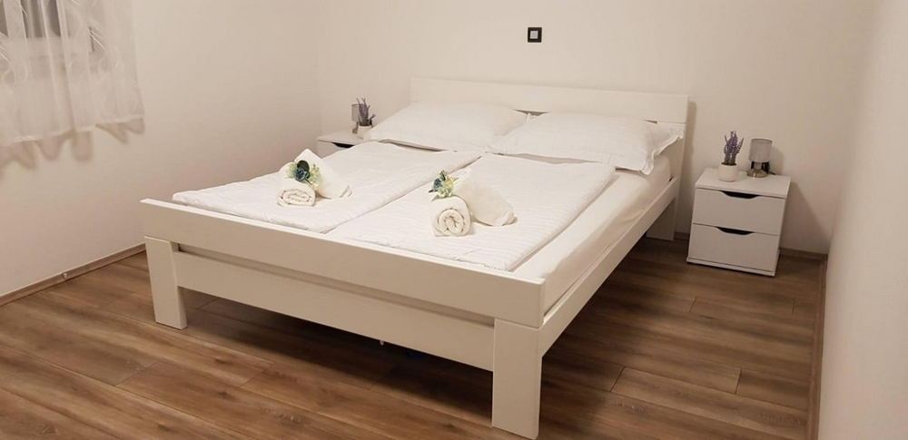 Chambre avec lit double et tables de chevet