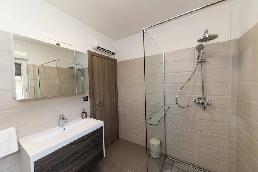 Salle de bains avec douche à l'italienne