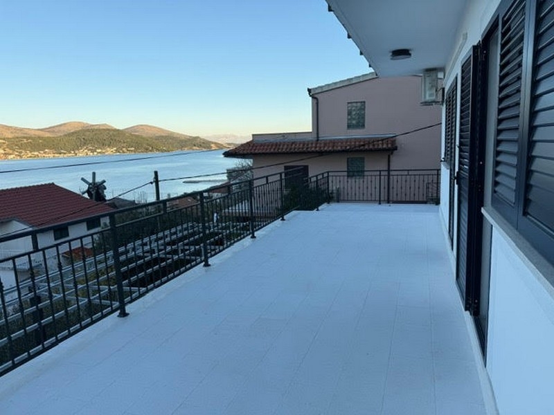 Appartements avec vue mer à vendre près de Trogir en Croatie.