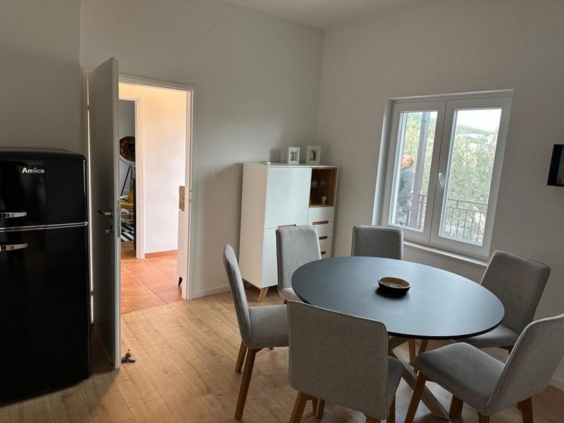 Salle à manger avec table ronde et vue par la fenêtre