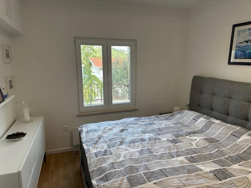Chambre avec lit double et fenêtre