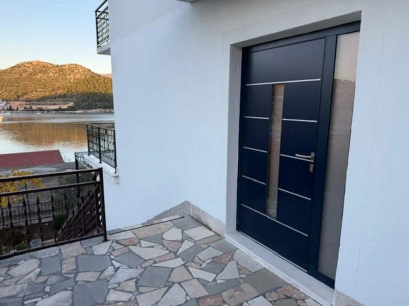 Biens immobiliers près de la mer dans la région de Trogir, Croatie.