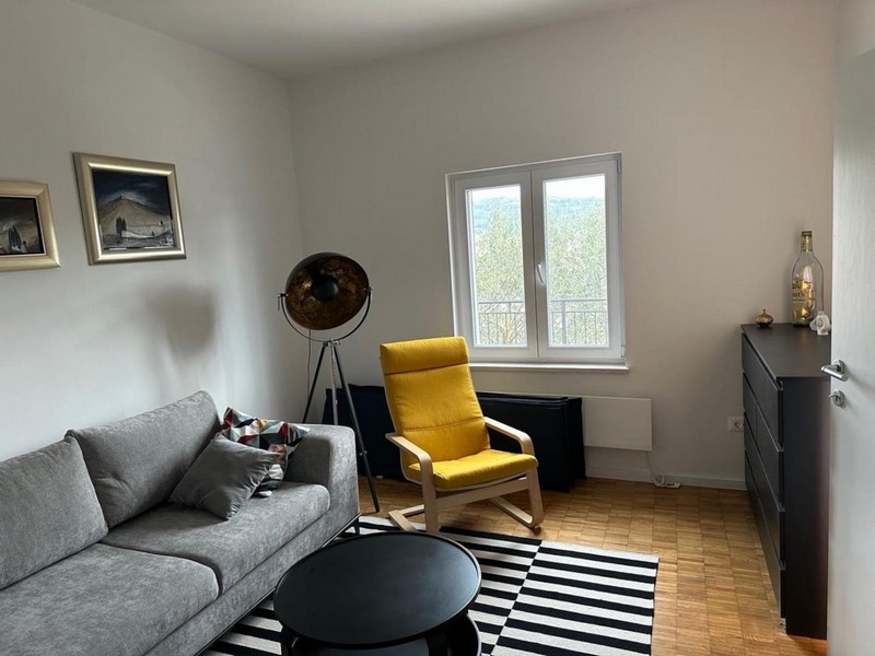Séjour avec fenêtre et fauteuil moderne