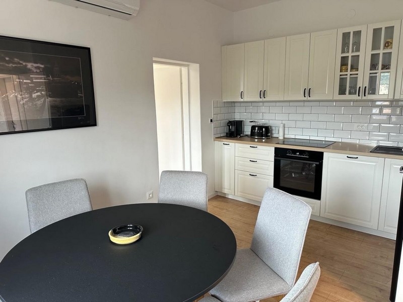 Coin repas avec table ronde et cuisine moderne