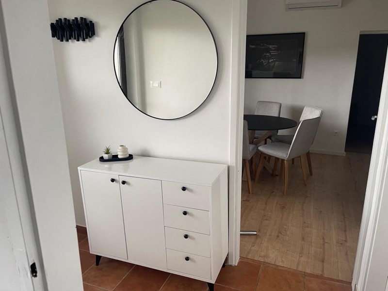 Couloir avec buffet blanc et miroir