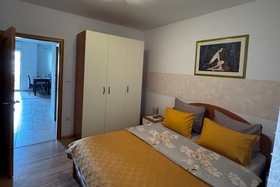 Chambre avec lit double et armoire