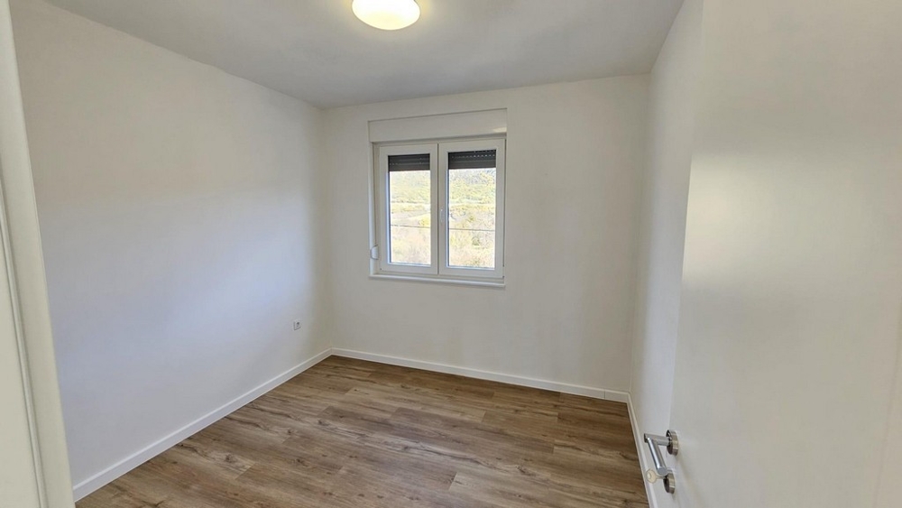 Chambre avec fenêtre et parquet