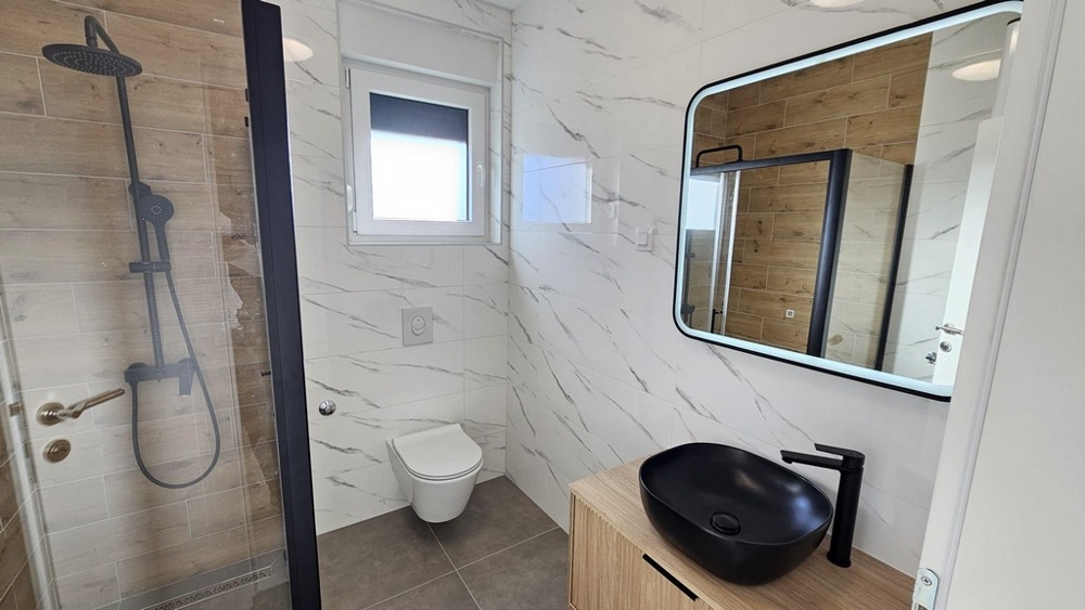 Salle de bains moderne avec douche à Novi Vinodolski