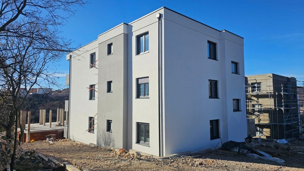 Vue arrière d'un immeuble neuf à Novi Vinodolski, Golfe du Kvarner