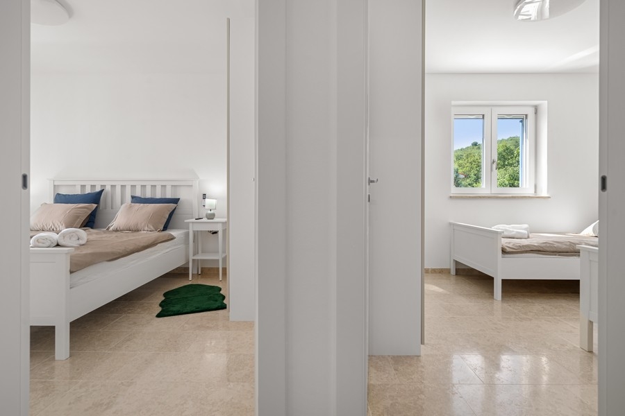 Chambre avec deux lits simples et fenêtre