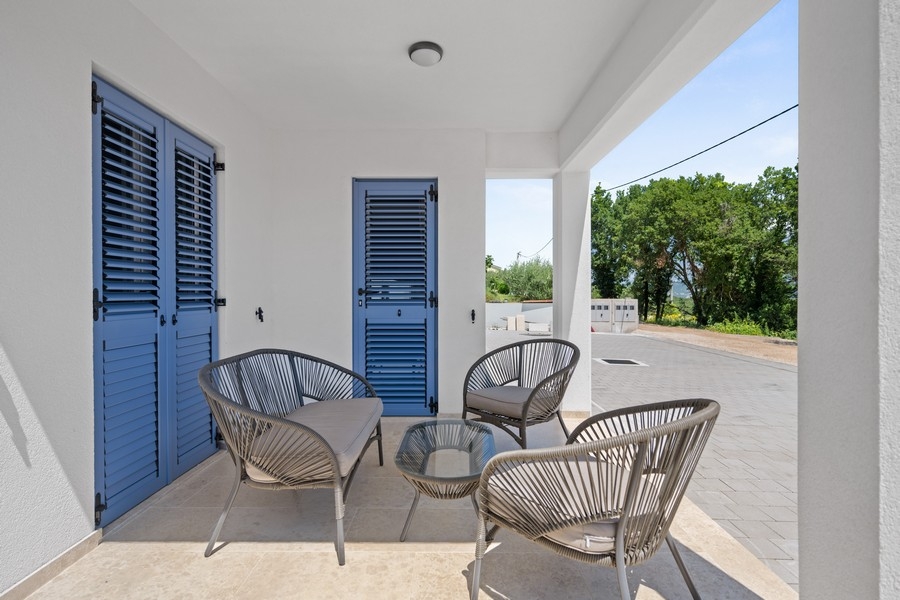 Terrasse avec mobilier lounge et accès au logement