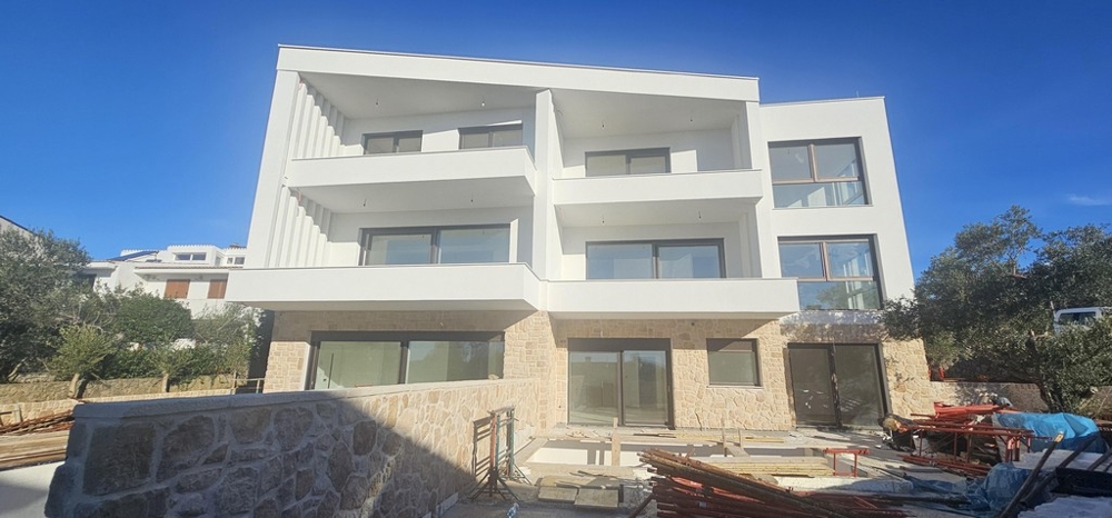 Immeuble neuf avec soubassement en pierre naturelle et loggias sur le chantier