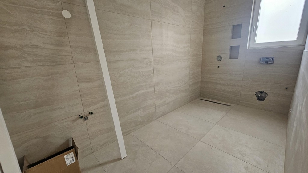 Salle de bains moderne avec douche à l'italienne