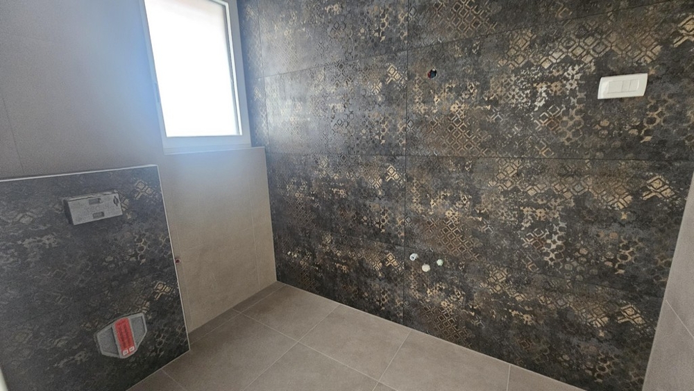 Salle de bains avec carrelage mural de qualité