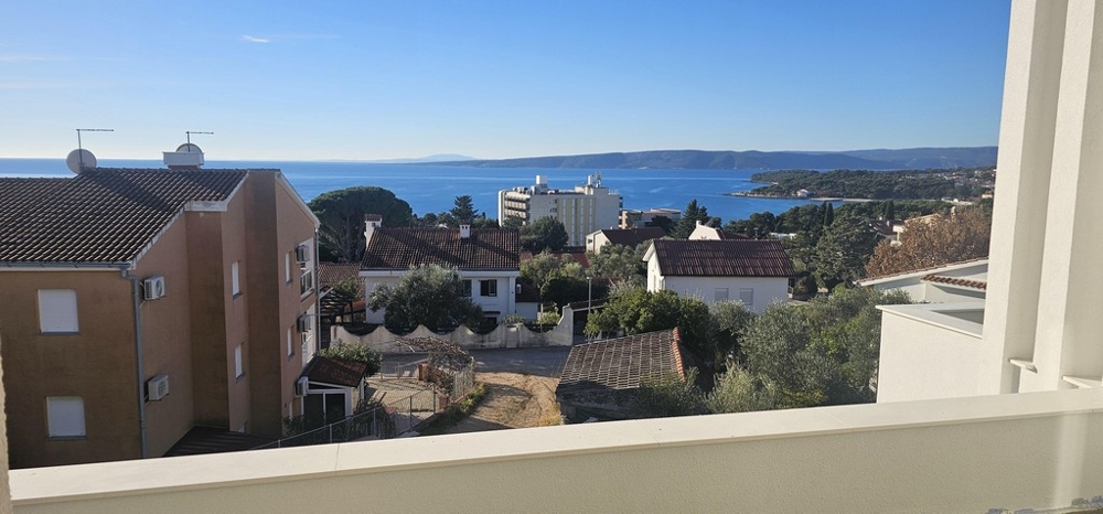 Vue mer panoramique sur la ville de Krk et la côte adriatique