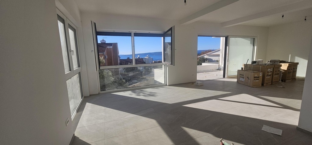 Séjour avec grandes baies vitrées et vue mer