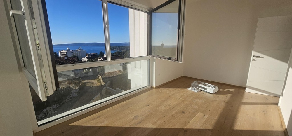 Chambre avec baies vitrées du sol au plafond et vue mer