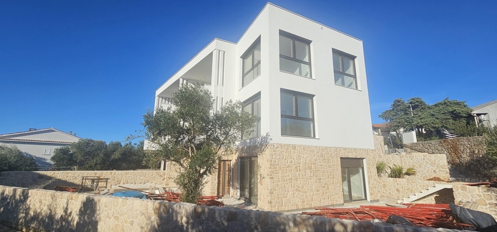 Vue d'un immeuble d'habitation neuf et moderne à Krk avec jardin