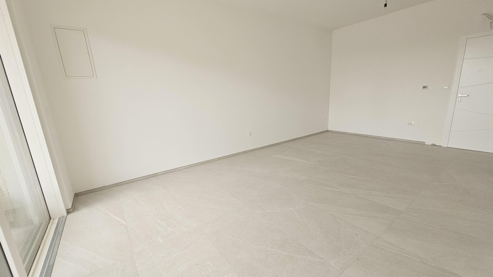 Chambre aux murs clairs et carrelage