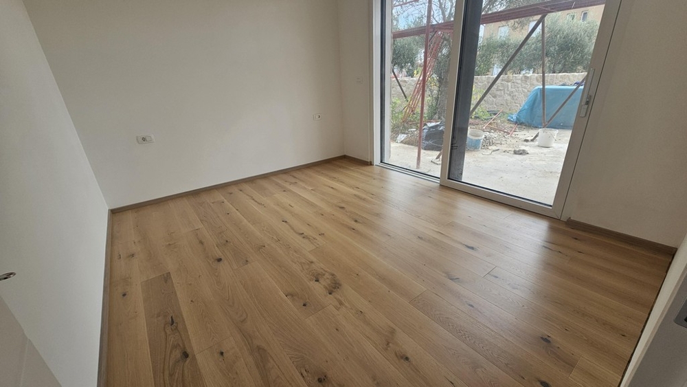 Chambre avec parquet et accès au jardin