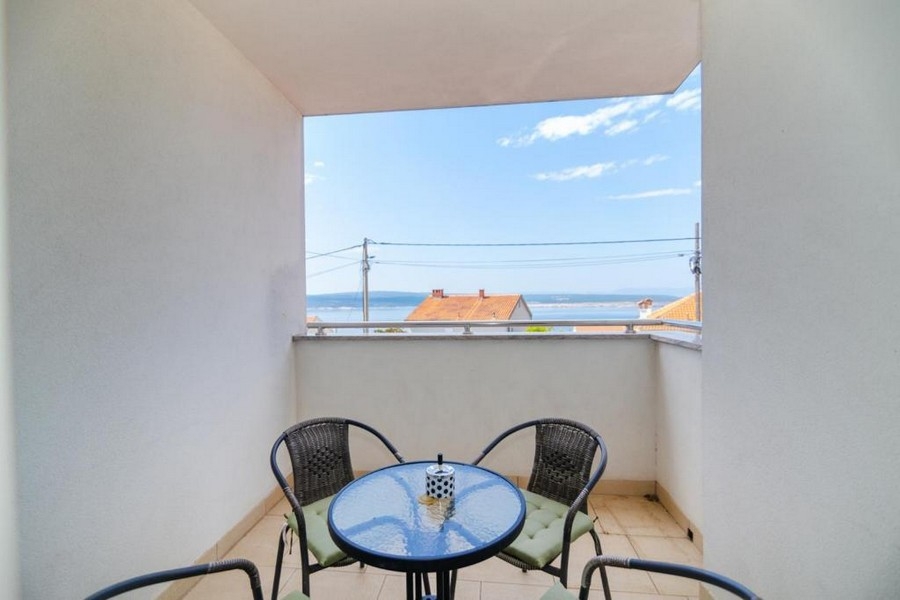 Balcon avec coin salon et vue mer
