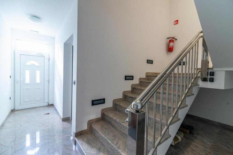 Cage d'escalier avec parties communes bien entretenues