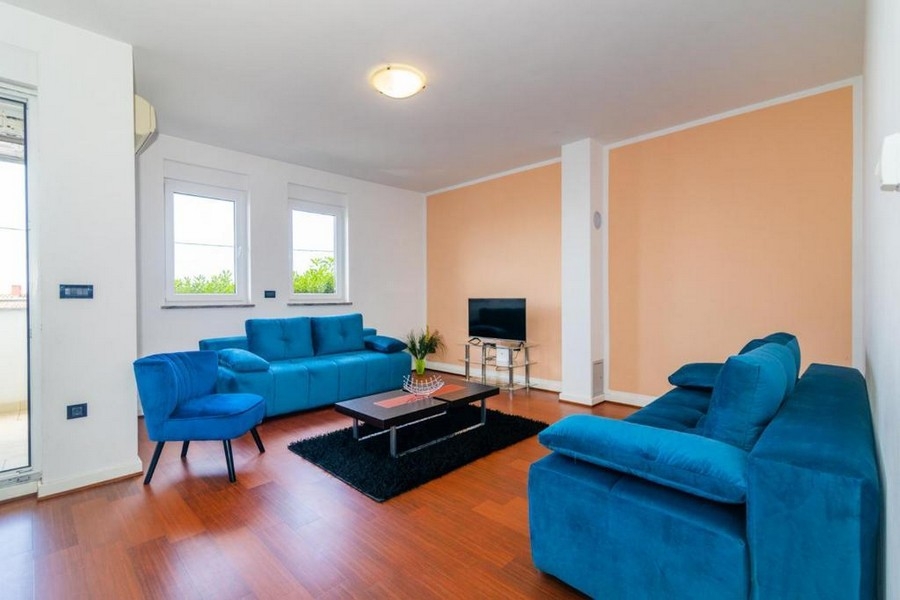 Séjour avec deux canapés turquoise.
