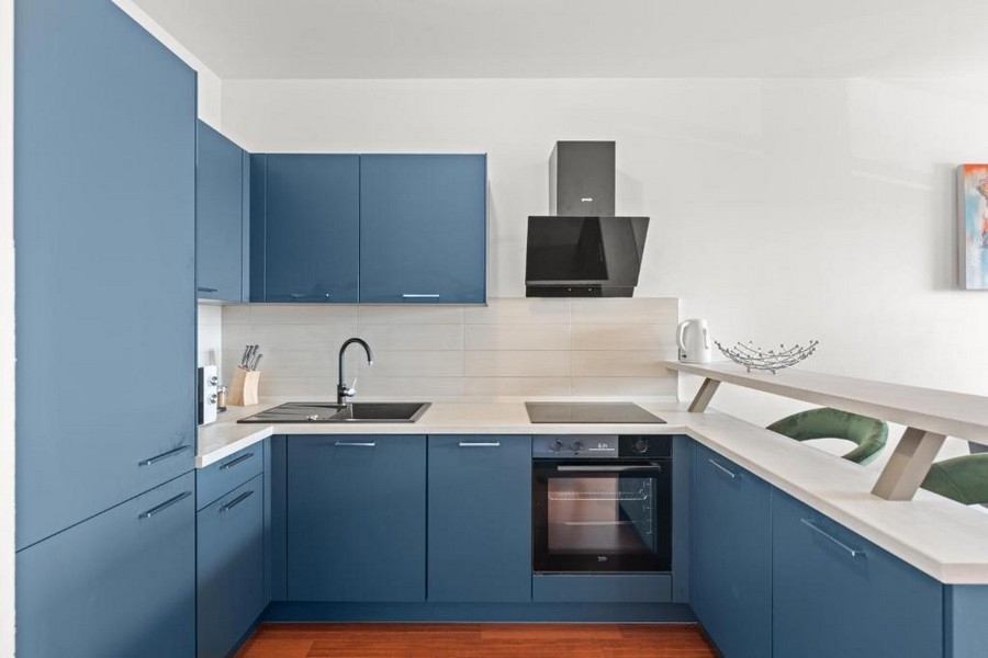 Cuisine équipée avec appareils électroménagers modernes