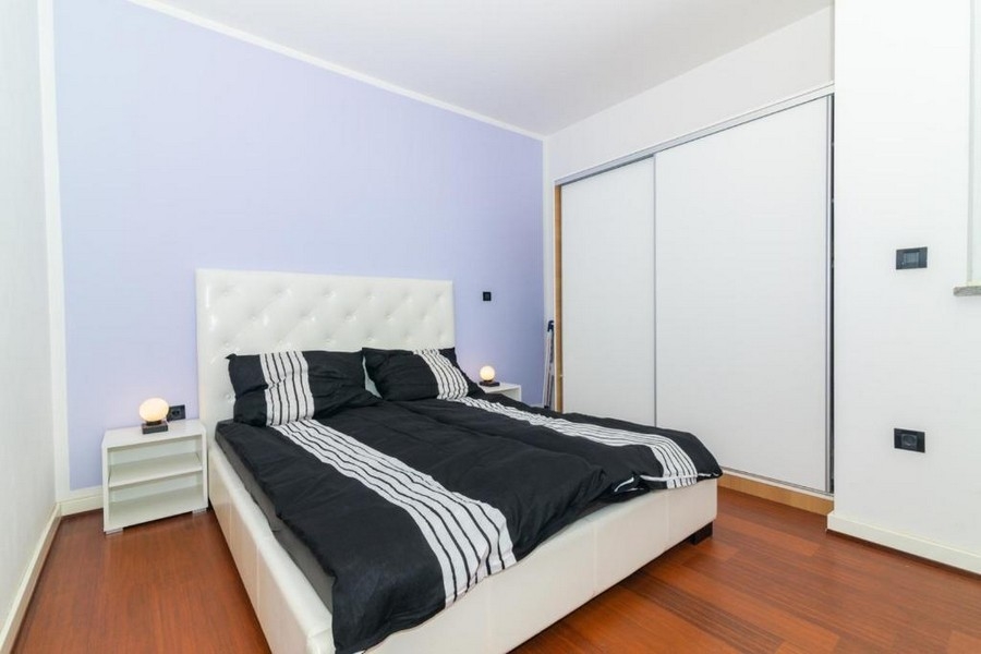 Chambre avec lit double et armoire