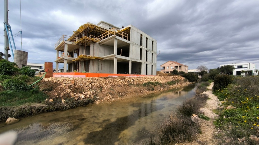 Chantier d'un immeuble d'habitation moderne près de la mer