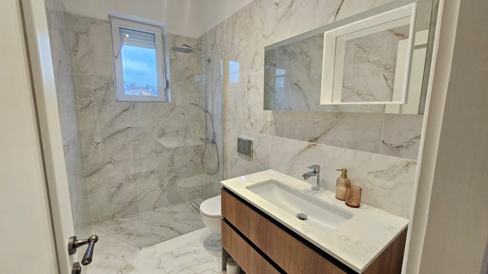 Salle de bains moderne avec douche à l'italienne