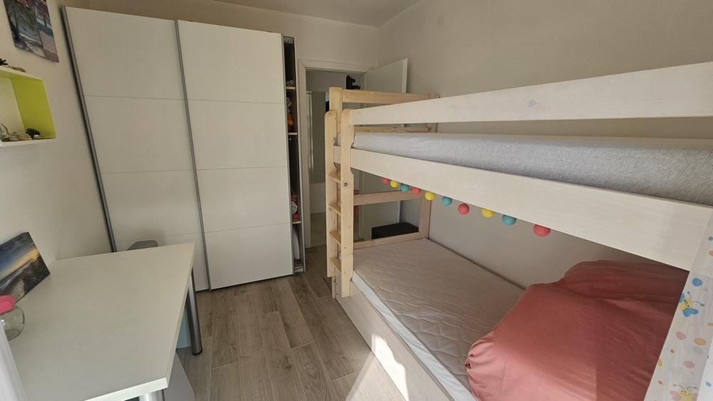 Chambre d'enfant avec lits superposés et armoire