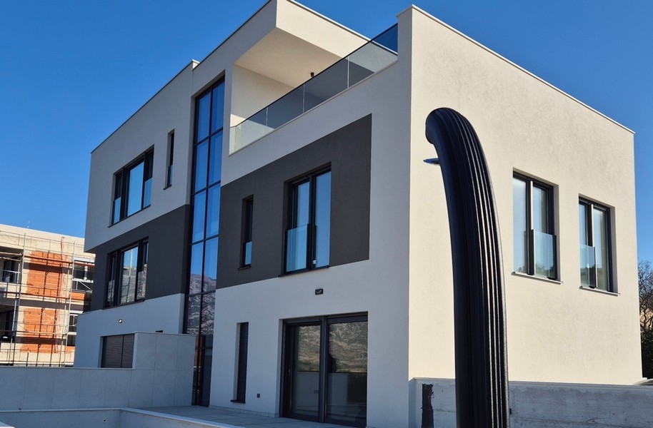 Immeuble neuf moderne dans lequel l'appartement est à vendre.