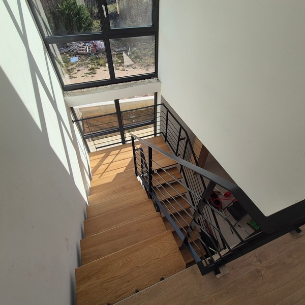 Cage d'escalier avec galerie et lumière du jour