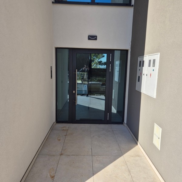 Entrée de l'immeuble avec vitrage moderne