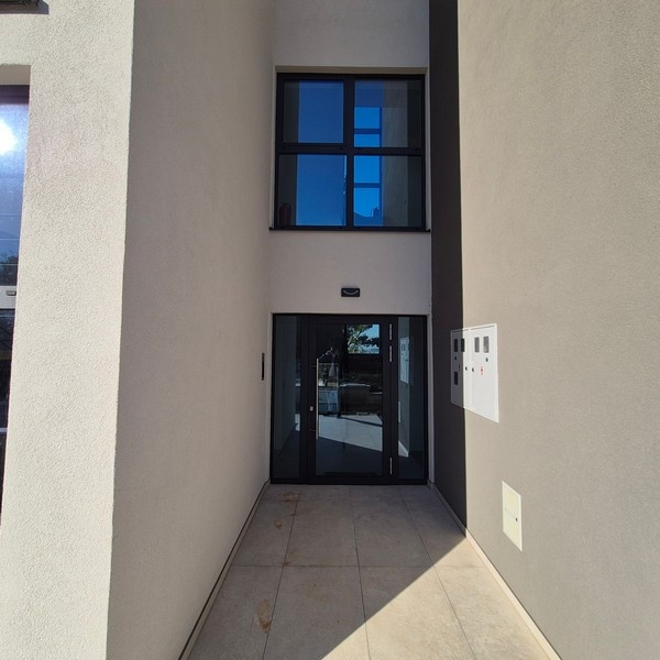 Hall d'entrée du bâtiment avec façade vitrée