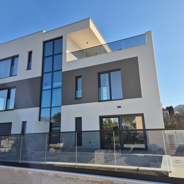 Façade moderne d'un immeuble neuf avec balcons vitrés