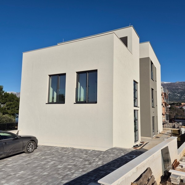 Vue extérieure de l'immeuble neuf à l'architecture épurée