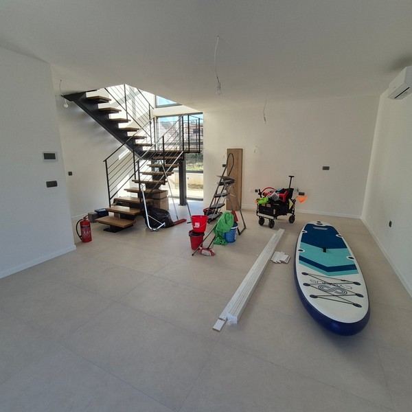 Séjour ouvert avec escalier et galerie