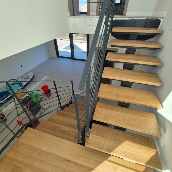 Escalier en bois avec rambarde métallique à l'intérieur