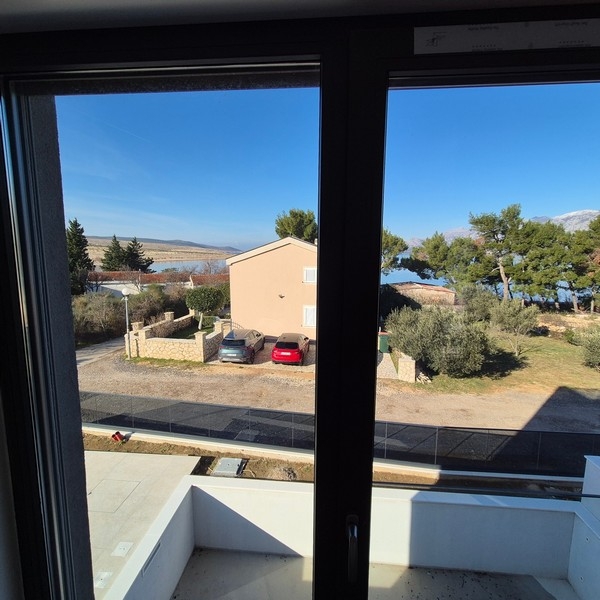 Vue par la fenêtre sur la mer et les environs