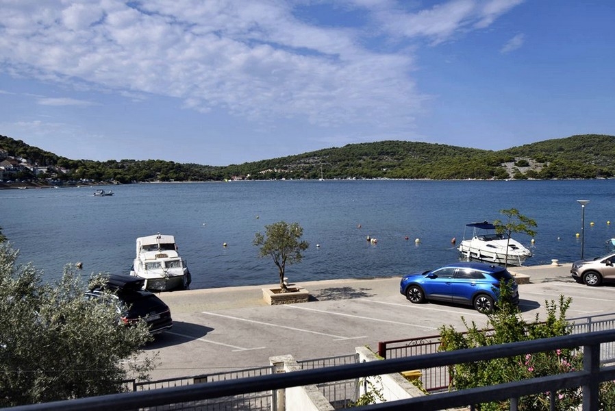 Vue mer depuis le balcon avec promenade du bord de mer