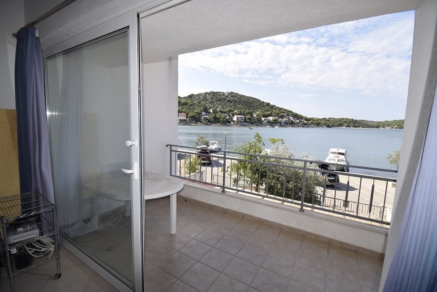 Balcon avec vue directe sur la mer