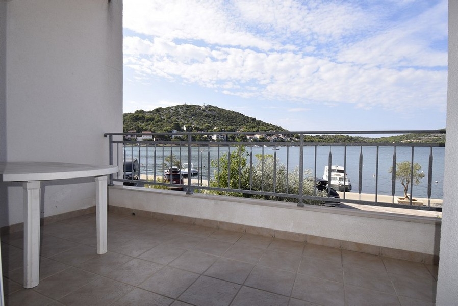 Balcon couvert avec sièges et vue mer