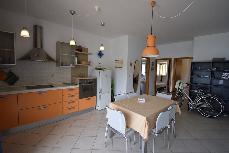 Séjour ouvert avec cuisine et emplacement pour vélos