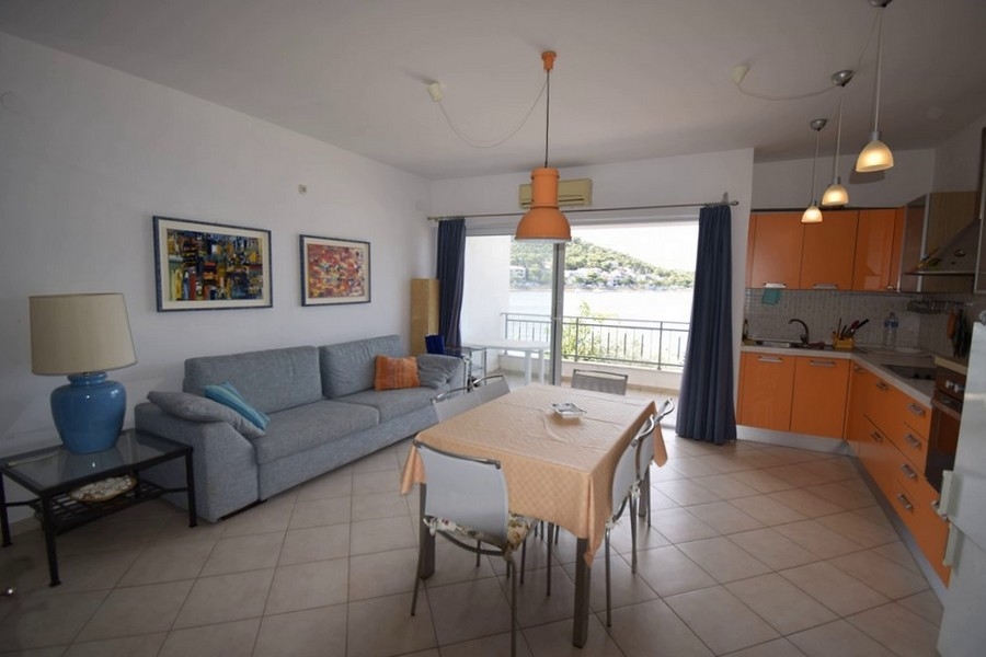 Salon avec accès au balcon et vue mer