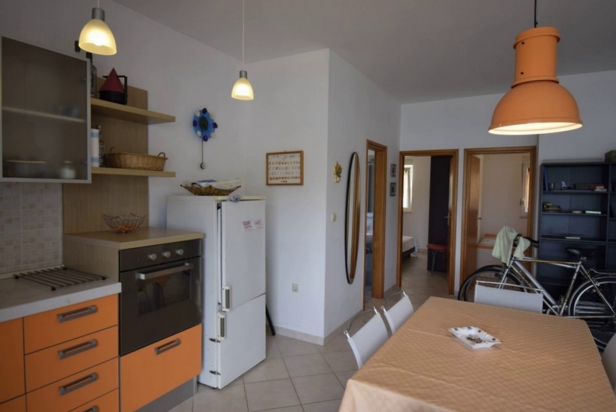 Cuisine avec électroménager encastré et vue sur le séjour