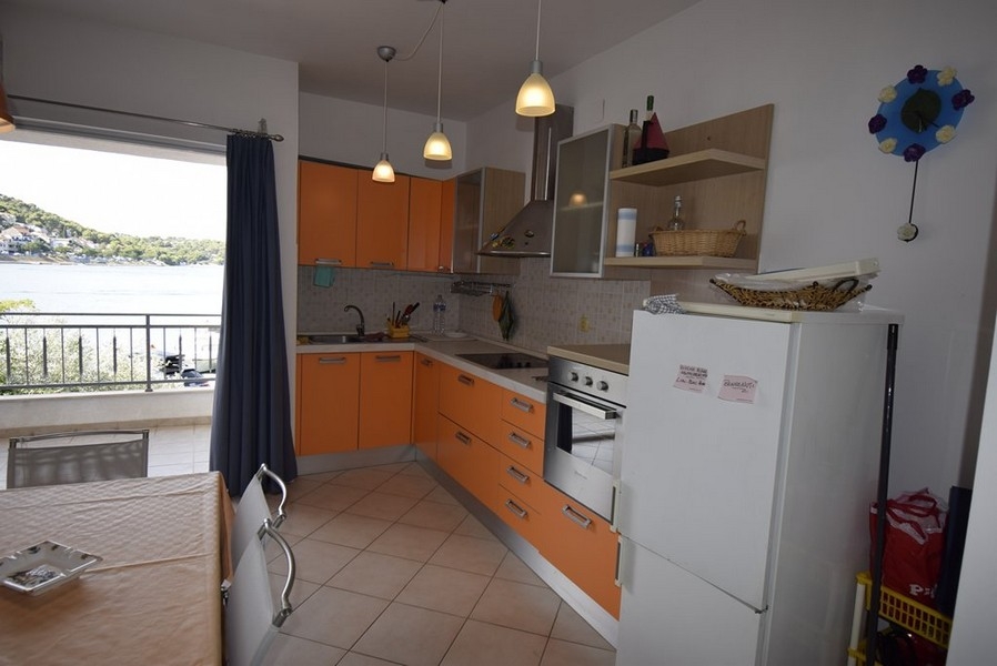 Coin cuisine avec fenêtre et vue mer