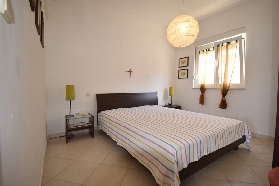 Chambre avec lit double et fenêtre